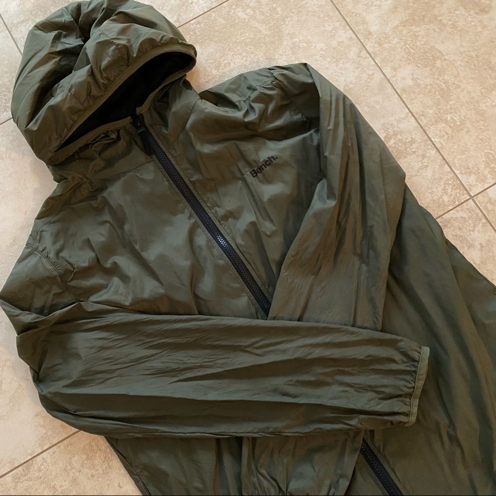 Bench windbreaker